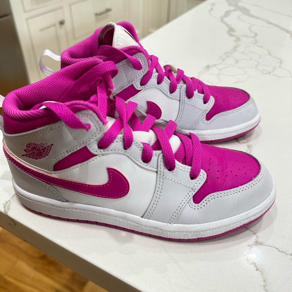 Nike Jordan 1 mid basketball shoes